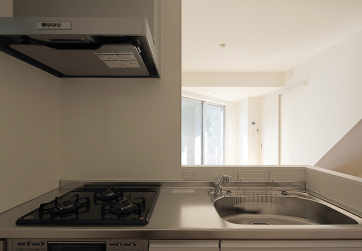 キッチンからリビングの眺め