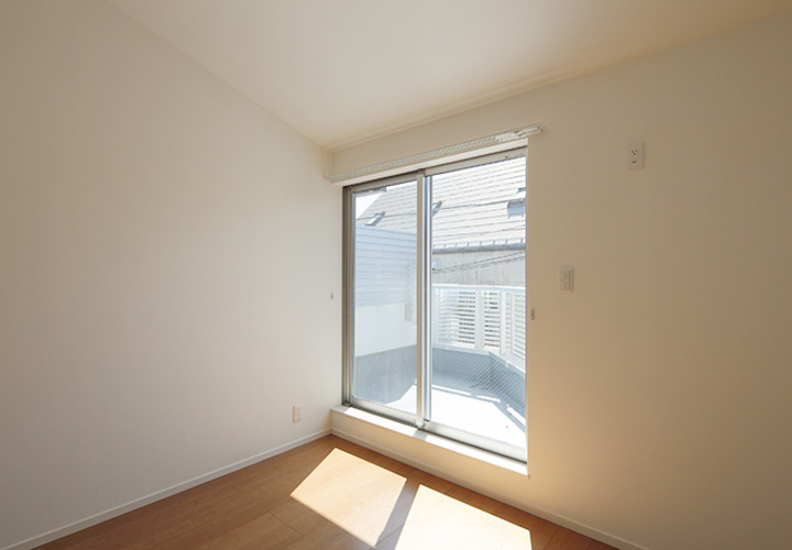 明るい日差しを取り込む大きな窓