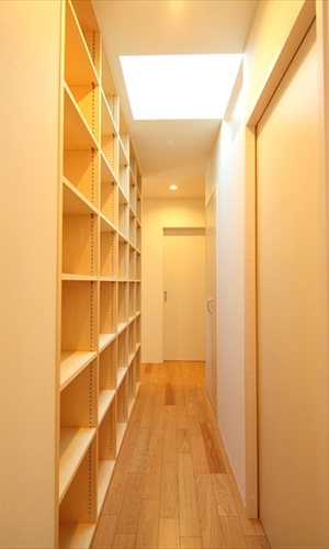 壁面収納のある廊下