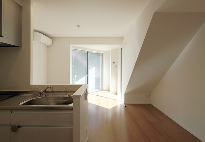 大きな窓から明るい日差しが差し込むリビング