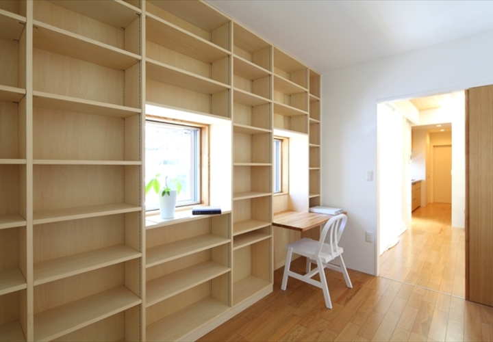 自然光で明るいデスク