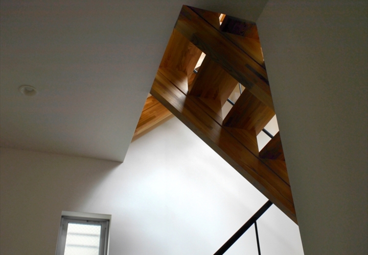 階段踏み板がシックな雰囲気になる上からの光