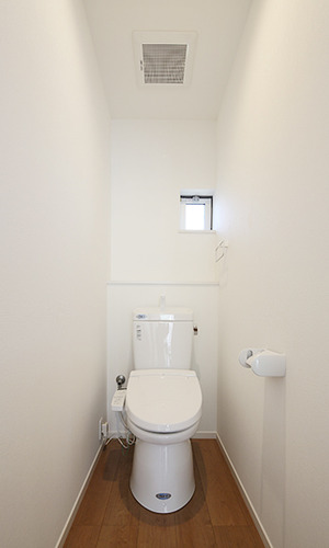 小さな窓のある爽やかなトイレ