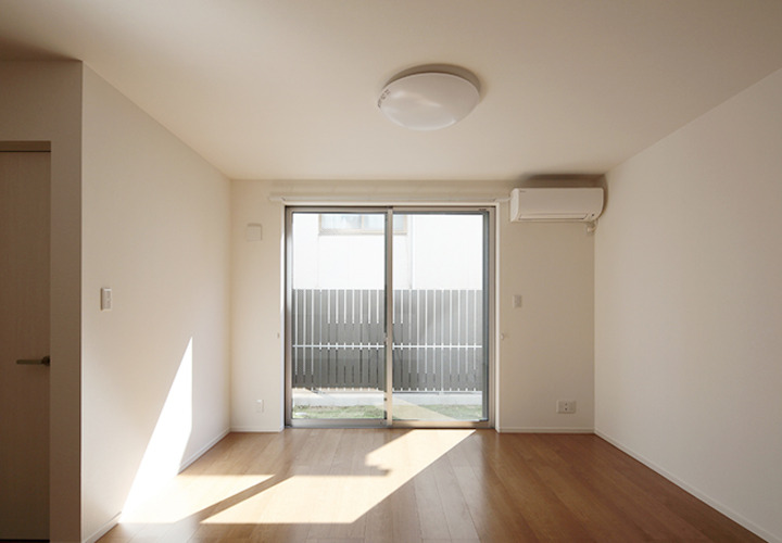 明るい日差しを感じるリビング