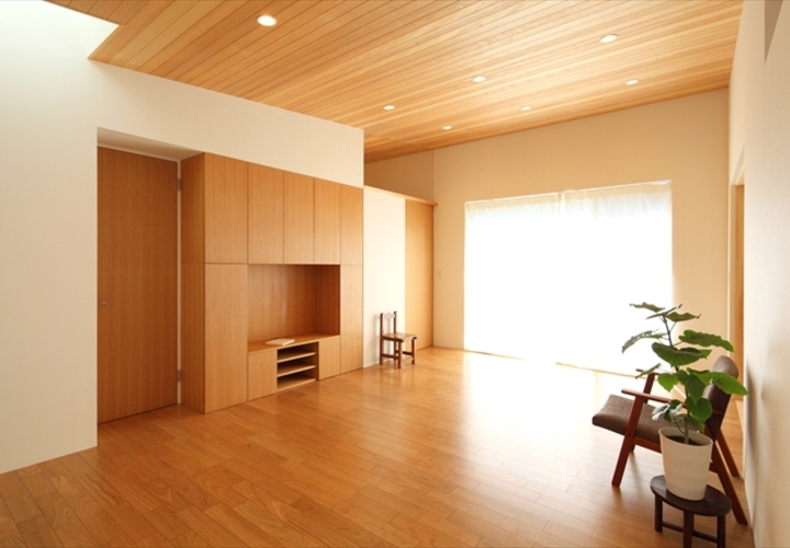 窓からの光が温かいリビング