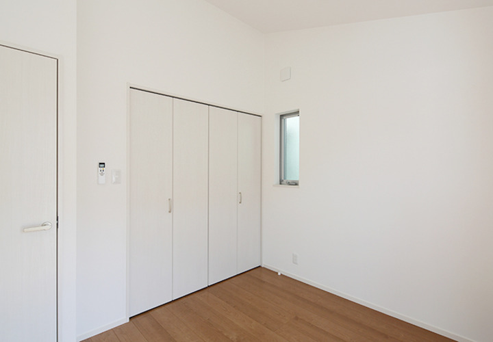 壁と一体化した白い収納扉