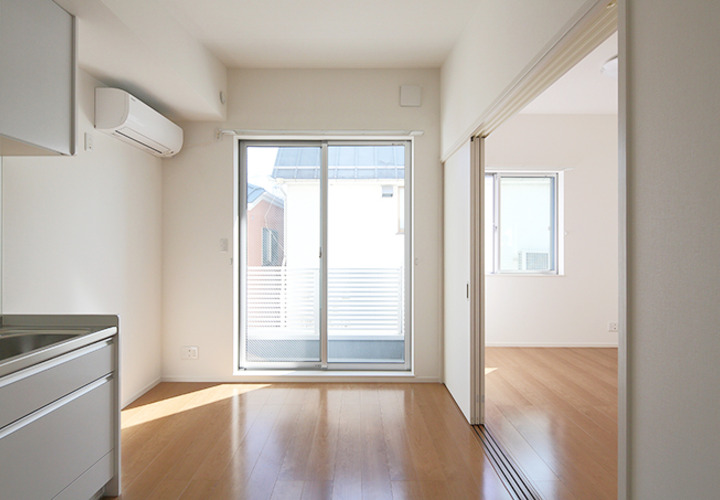 ダイニングからベランダへと続く窓