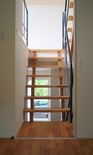 引き戸を開けて現れる階段