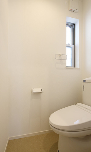 明るい光が映える白で統一したトイレ