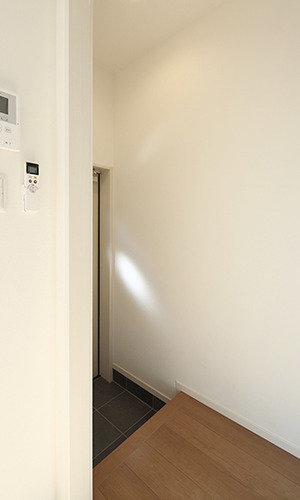 リビングから玄関へ