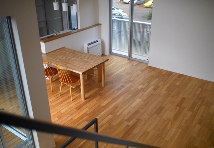 階段上から家族憩いの場を見る