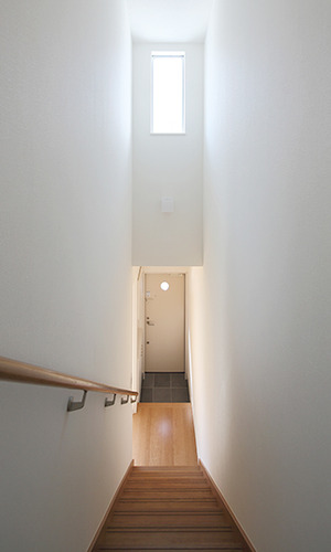 玄関上の吹抜けと階段