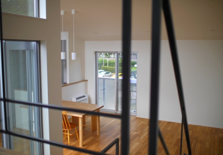 シックな階段てすりから見たダイニング