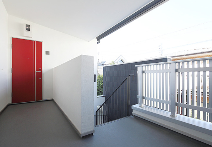 玄関から外階段へ