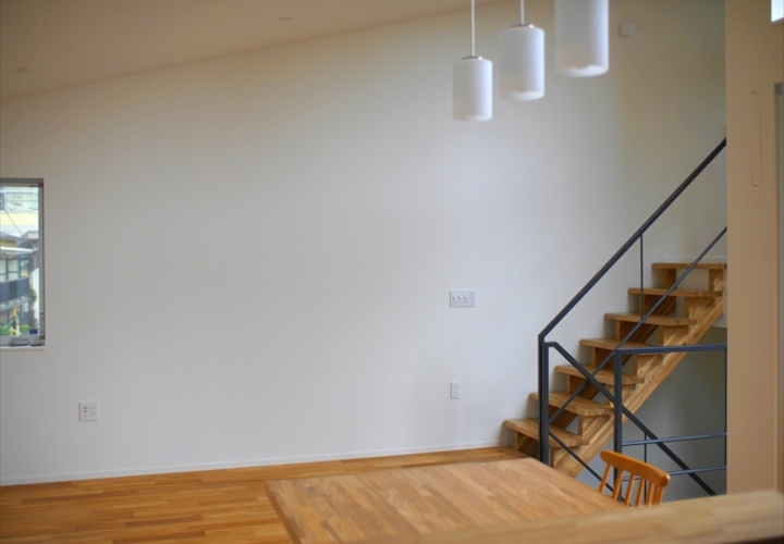 キッチンからダイニングを見る