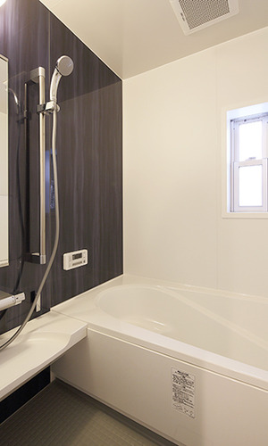 ブラック×ホワイトがモダンなバスルーム