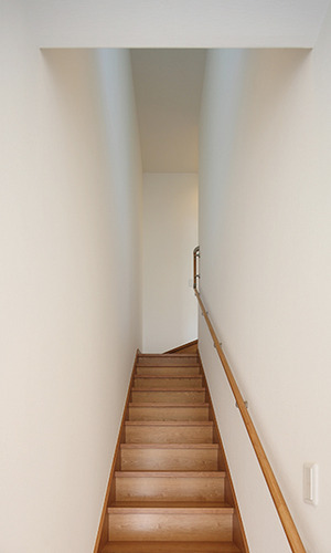 ナチュラルな木目調の階段