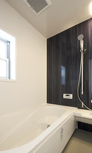 モノトーン調のシックなバスルーム