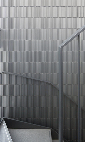 グレーの外壁が表情を添える