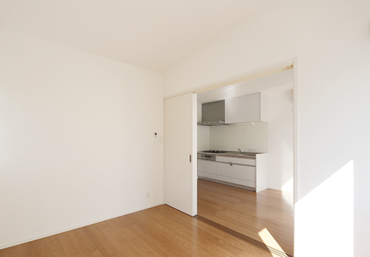 スライド扉で仕切られたバリアフリーのリビングからキッチン