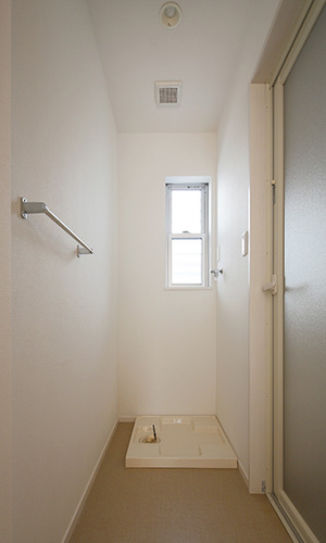 窓のある白いランドリースペース