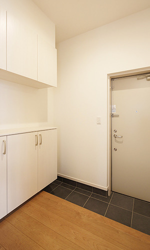 コンパクトながら高級感を感じる玄関