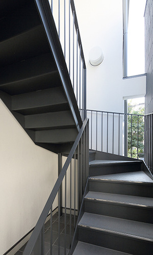 スタイリッシュな螺旋状の外階段