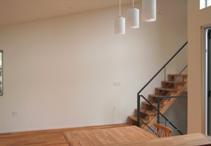 部屋のあらゆる斜線がモダンな空間を作る