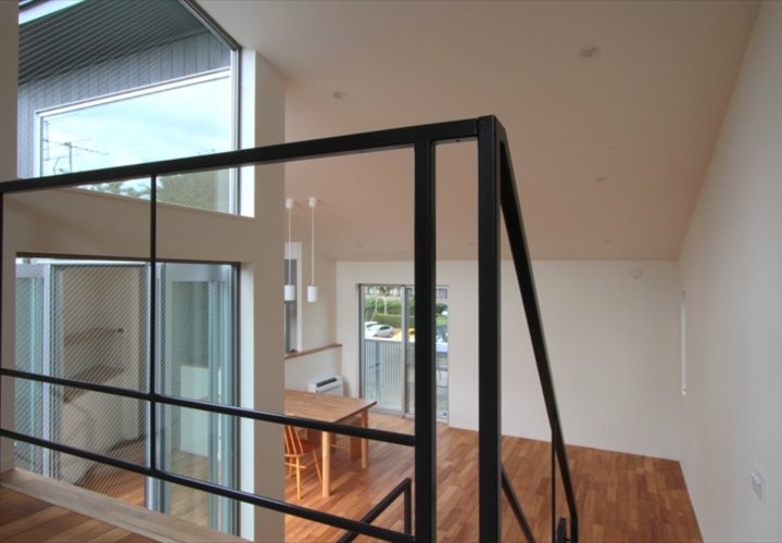 キッチンが透けて見える開放感ある空間