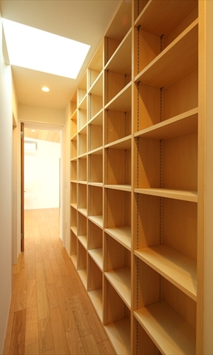 トップライトで明るい廊下