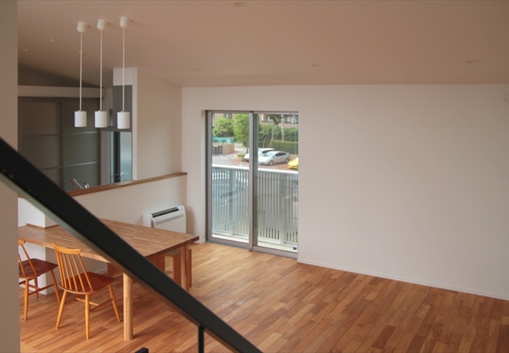 階段上からダイニングルームの外の景色を見る