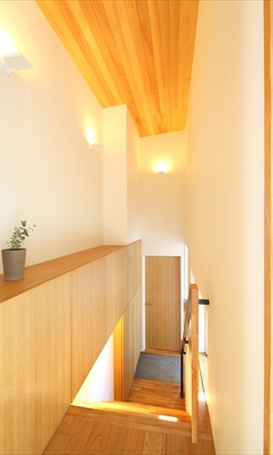 家族憩いの屋内へと誘う階段