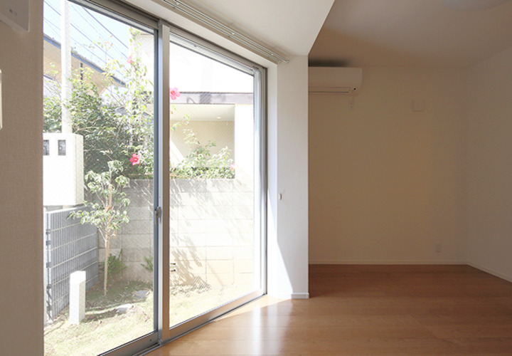 斜めになった壁面が広がりを感じるリビング