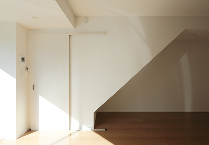 壁と一体化しているスライド扉