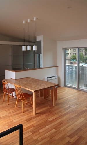 食卓を照らす３つのペンダントライト