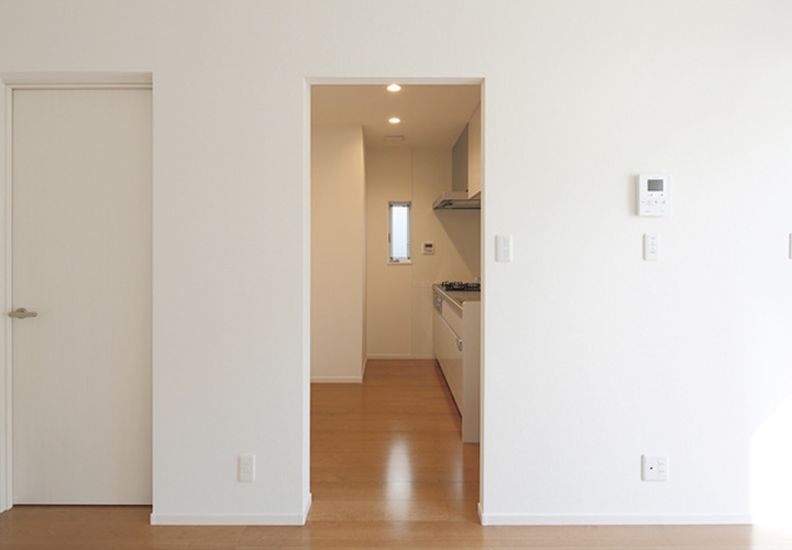 リビングからキッチンを眺める