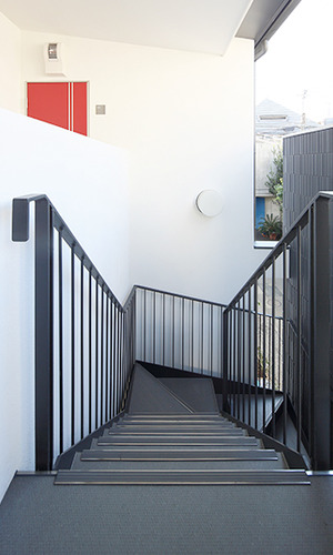 すっきりとしたモノトーンカラーの外階段