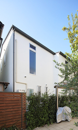 グリーンが映える爽やかな白い外壁