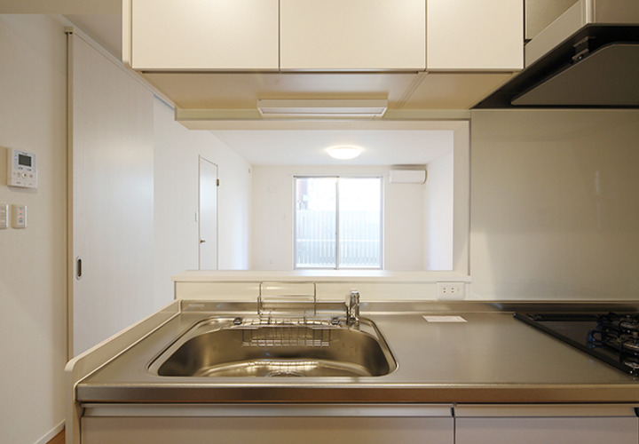 キッチンからリビングを見る