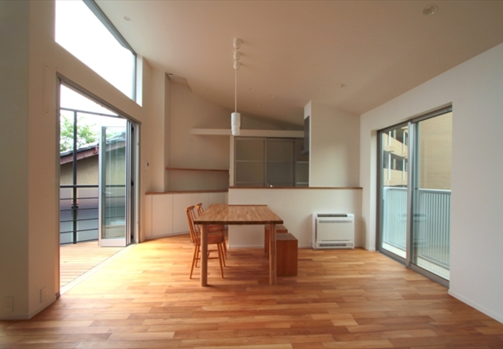 ウッドデッキへの折りたたみ式の窓