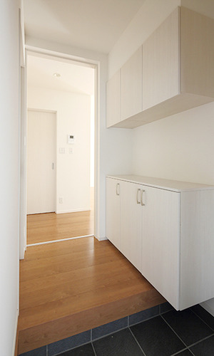 大容量の白い玄関収納