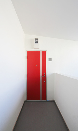 ビビッドな赤い玄関ドア