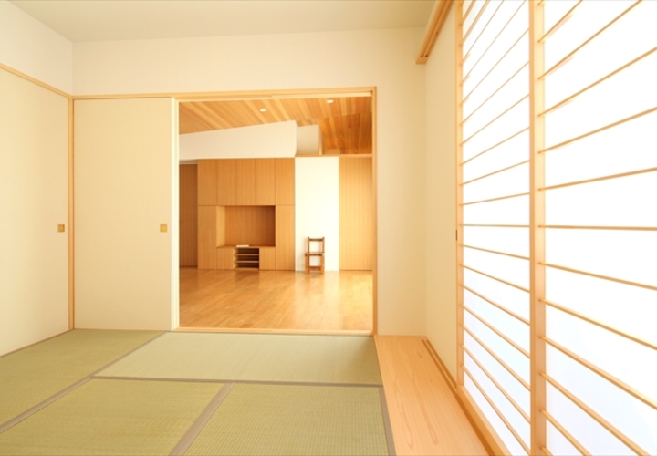 和室からリビングを見る