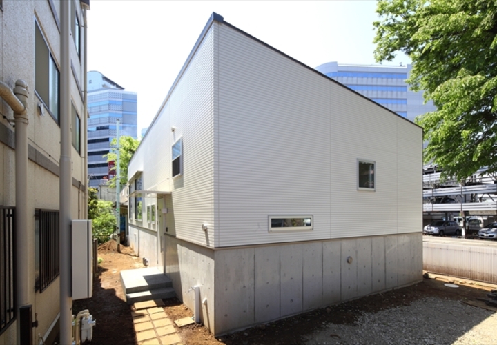 玄関ドアへ続くポーチ