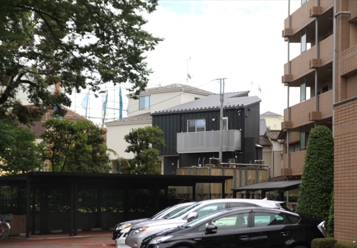 黒いシックな外観