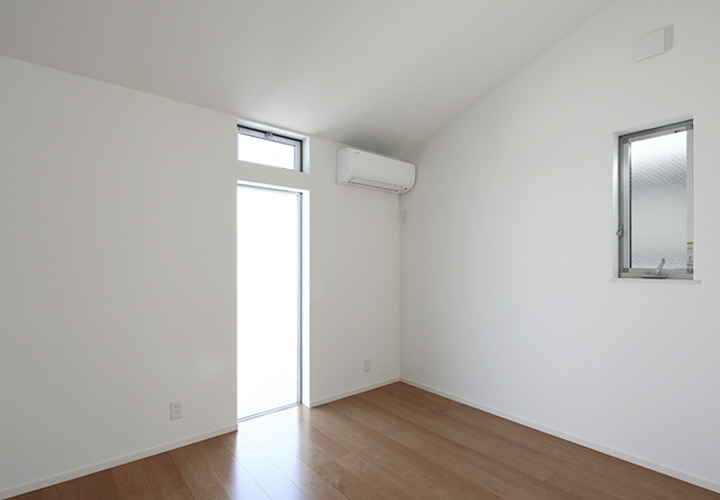 磨りガラスの窓から柔らかい光が