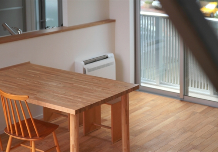 階段から食卓を見る