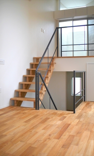 濃淡がモザイク柄のような床材