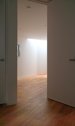 部屋を照らすトップライト