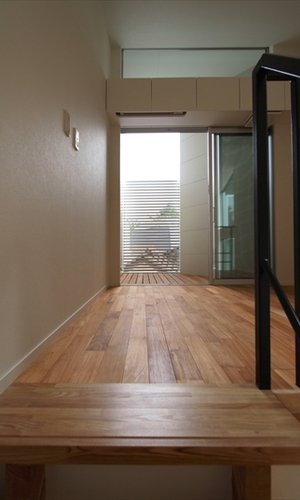 ウッドデッキへと続く空間